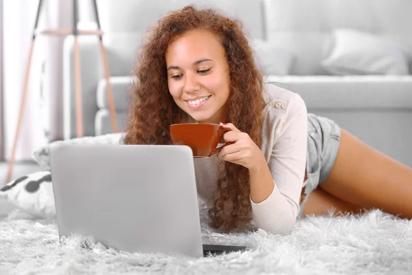 Schöne Frau auf dem Boden mit Laptop — Stockfoto