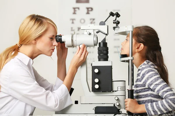 Femme médecin examen fille patient — Photo