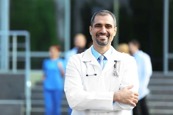 Glada läkare med medicinska grejer — Stockfoto
