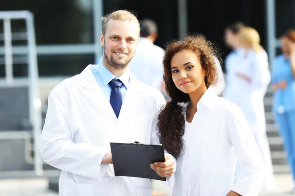 Concept Médical Deux Médecins Avec Stéthoscopes Presse Papiers — Photo