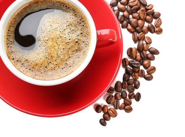 Een kopje van smakelijke drank en koffie korrels — Stockfoto