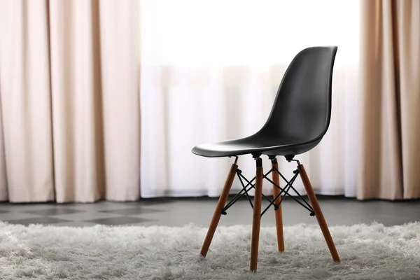 Concepção elegante com cadeira preta — Fotografia de Stock