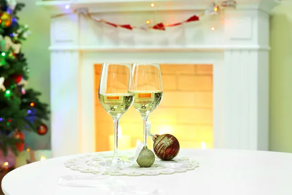 Два келихи шампанського з різдвяним декором — стокове фото