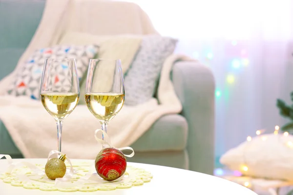 Due bicchieri di champagne con decorazioni natalizie — Foto Stock