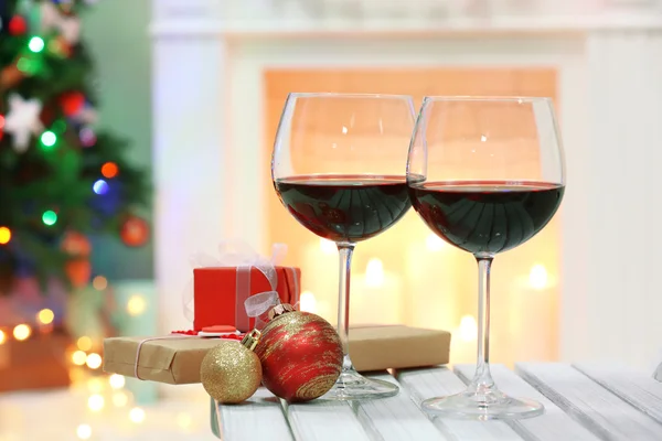 Copas de vino con decoraciones navideñas —  Fotos de Stock