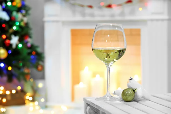 Copa de vino con decoración de Navidad — Foto de Stock