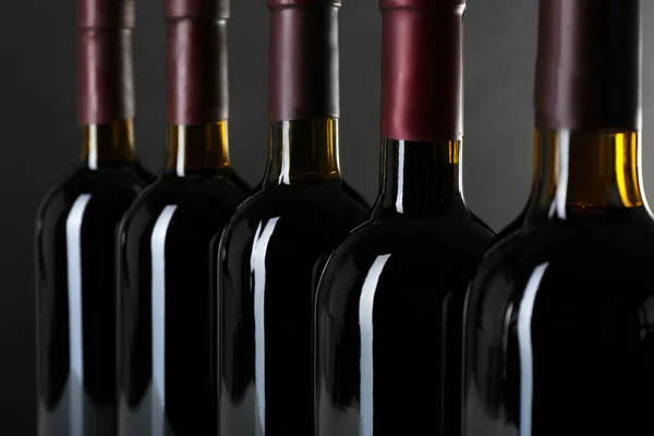 Donkere wijnflessen — Stockfoto