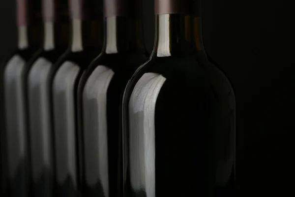 Botellas de vino oscuro — Foto de Stock