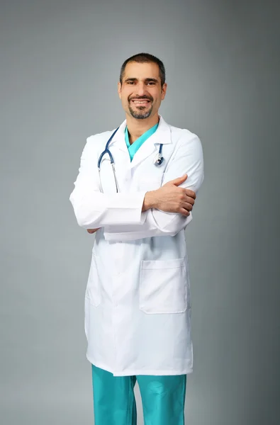 Doctor on grey background — Stock Photo, Image