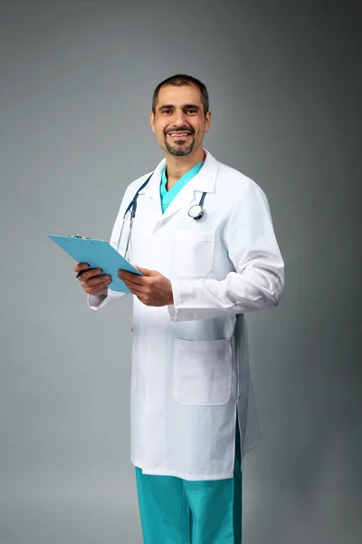 Médico com placa de prescrição nas mãos — Fotografia de Stock