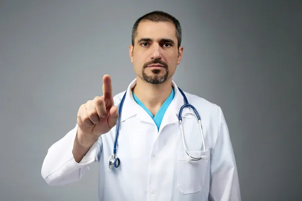 Retrato de un médico con estetoscopio — Foto de Stock