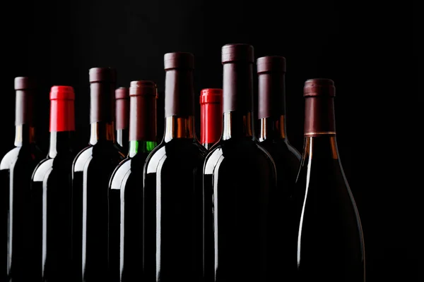Botellas de vino oscuro — Foto de Stock