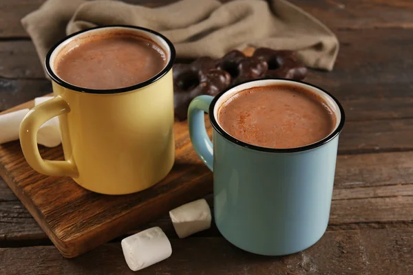 Gustoso cacao in tazze sul tavolo — Foto Stock