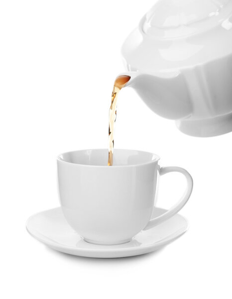 Чай течет из чайника в чашке
 