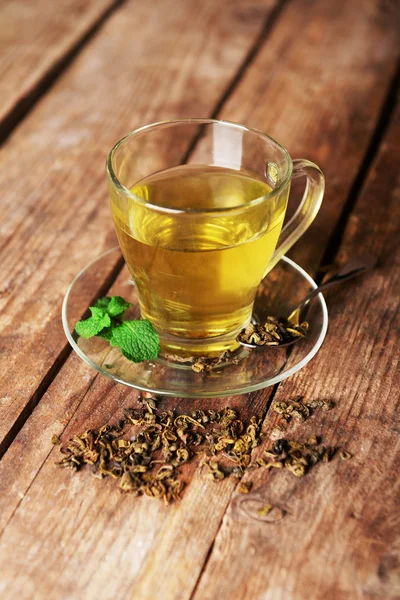 Чашка чаю з листям — стокове фото