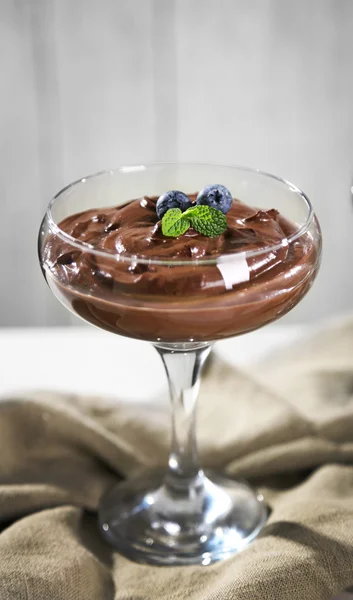 Mousse de chocolate com bagas frescas — Fotografia de Stock