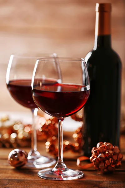 Rött vin och christmas ornament — Stockfoto