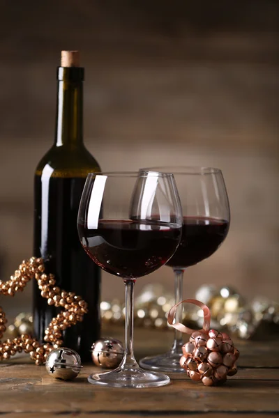 Red wine and Christmas ornaments — Stock Photo, Image