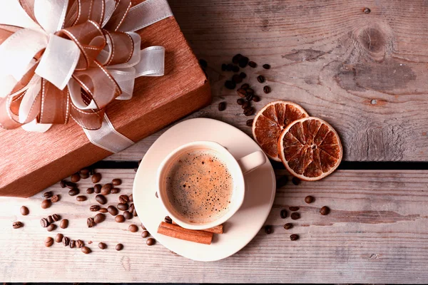 Bellissimo regalo, tazza con caffè — Foto Stock