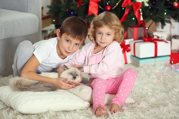 Grappige Kinderen Met Geschenkdozen Kerstboom Achtergrond — Stockfoto