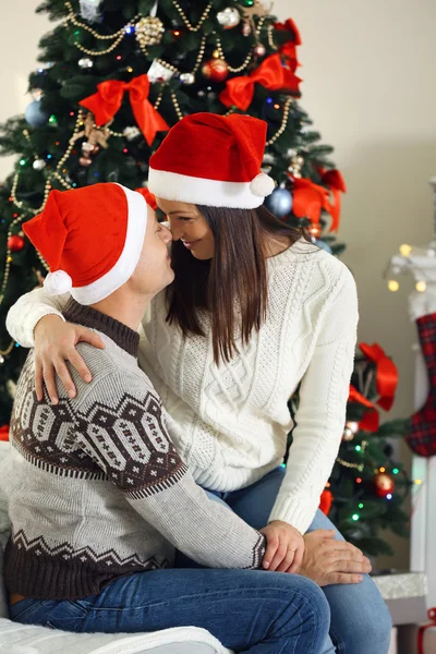 Gelukkige familie op kerstboom — Stockfoto