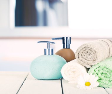 Yumuşak havlu dispenseri ile