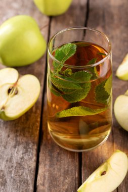 Bardak elma suyu meyve ile