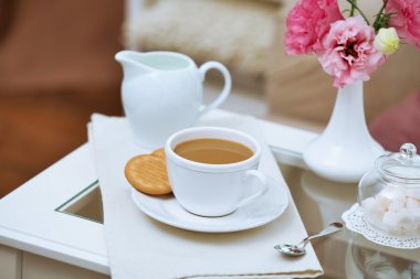 Kahve masada oturma odasında