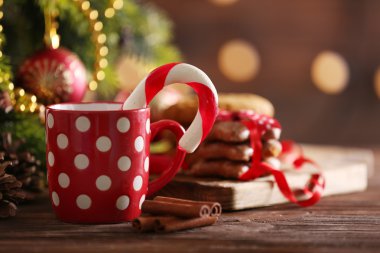 Noel şekerler Kupası parlak zemin üzerine masada Noel dekorasyonu ile