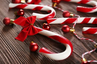 Noel şekerler tablo yakın çekim üzerinde Noel dekorasyonu ile