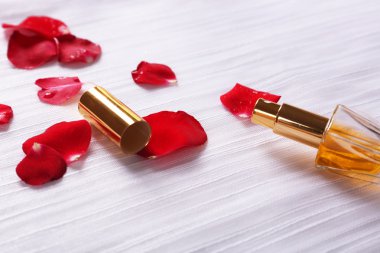 -Bir şişe parfüm ve gül yaprakları