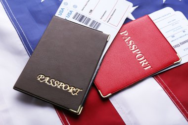 Pasaport, biletler bayrağı üzerinde yalan 