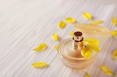 -Bir şişe parfüm ve gül yaprakları