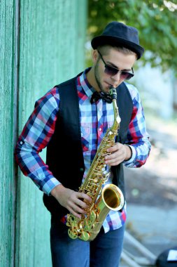 Saksafonla oynayan adam