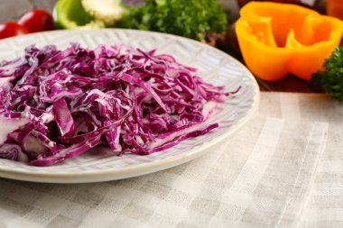 Kırmızı lahana salatası tabak portre görev yaptı.