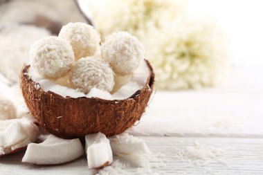 Hindistan cevizi pul ve hafif ahşap zemin üzerine taze hindistan cevizi şekerler