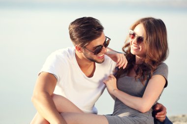 Nehir üzerinde genç Çift