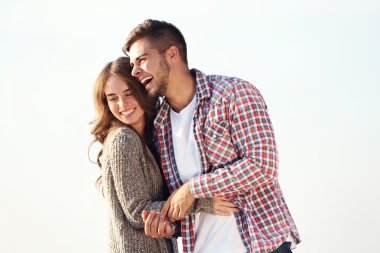 Nehir üzerinde genç Çift