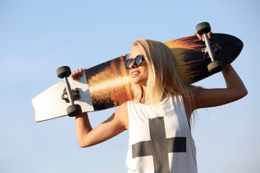 Buz pateni ile genç kadın yönetim kurulu 