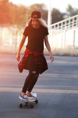 Buz pateni ile genç kadın yönetim kurulu 