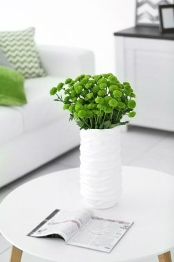 Güzel yeşil Kasımpatı'Oda tabloda vazoda