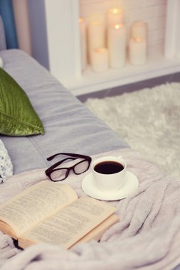 Kahve odasındaki kanepede kitap ile