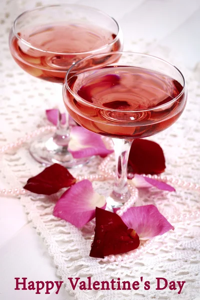 Sparkle wine in glasses — Stock Photo, Image