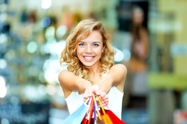 Schöne junge Frau mit Taschen — Stockfoto