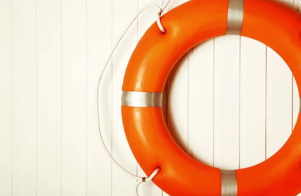 Lifebuoy na parede de madeira — Fotografia de Stock