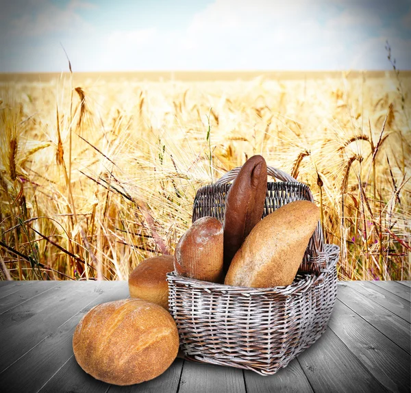 Pane fresco sul tavolo di legno — Foto Stock