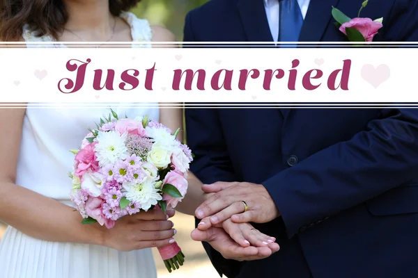 Brudgum med bröllopsbukett — Stockfoto