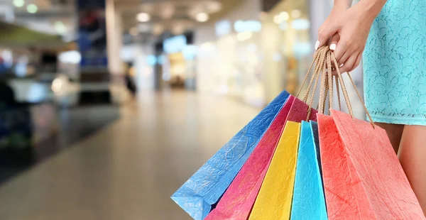 Mão com sacos de papel de compras — Fotografia de Stock