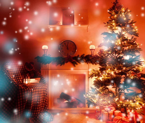 Kerstboom in de buurt van open haard — Stockfoto