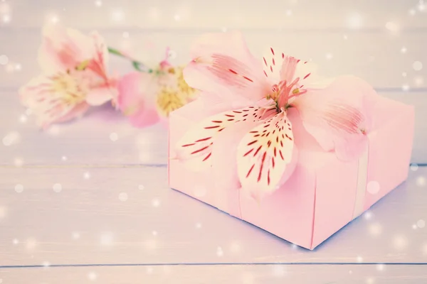 Hermosa caja de regalo con flores frescas —  Fotos de Stock